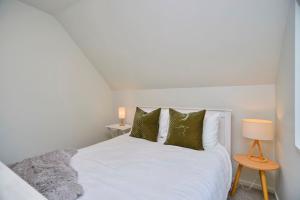 En eller flere senge i et værelse på Urban Escape Addington Townhouse Walk to Stadium & Cafes