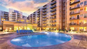 une grande piscine en face d'un bâtiment dans l'établissement WorldMark Seaside by BookTimeShares, à Seaside