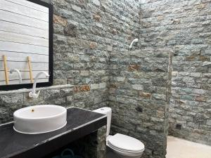 y baño con lavabo y aseo. en Omala Village Gili Air, en Gili Air