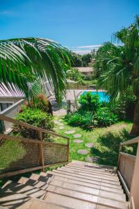 un escalier menant à un complexe avec piscine dans l'établissement LE COLONIAL, T4 à 5 mn Aeroport dans villa de standing, à Sainte-Marie