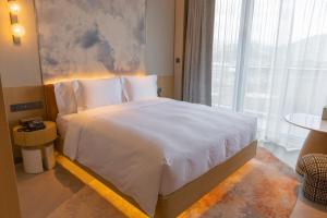 Ένα ή περισσότερα κρεβάτια σε δωμάτιο στο Hotel Indigo Hangzhou Tianmushan