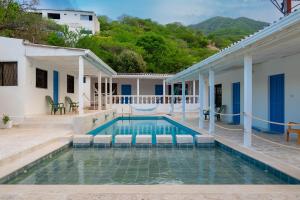 una piscina nel cortile di una casa di Casa Toboro a Taganga