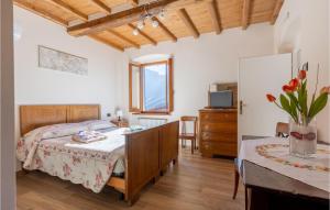 Katil atau katil-katil dalam bilik di Beautiful Home In Volegno With Kitchen
