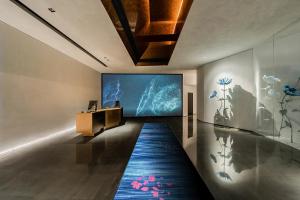 Hua Hotel -Nanshan Technology Park في شنجن: غرفة بها لوحة كبيرة على الحائط