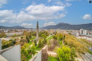 uma vista para uma cidade com uma torre de relógio em Le Strasbourg - Centre ville - Climatisation em Grenoble