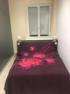 - une chambre avec un lit violet et une fenêtre dans l'établissement Sci ZLR, à Saint-Étienne