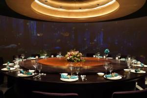 okrągły stół w restauracji z okrągłym sufitem w obiekcie Hua Hotel -Nanshan Technology Park w mieście Shenzhen