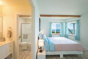 una camera da letto con un letto e un bagno di Breathtaking Oceanview! by OceanviewHotTubs Monthly Minimum a Shelter Cove