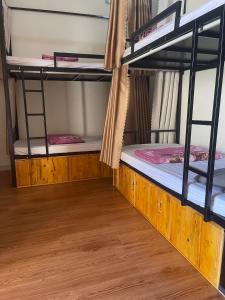 ハザンにあるHG Hostel and Motorbikesのホステル内のベッドルーム 二段ベッド2組付