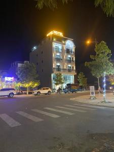 un hotel con un cartel encima de él por la noche en KHÁCH SẠN Biển Xanh en Kinh Dinh