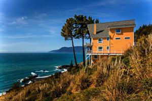 una casa sul fianco di una collina che domina l'oceano di Breathtaking Oceanview! by OceanviewHotTubs Monthly Minimum a Shelter Cove