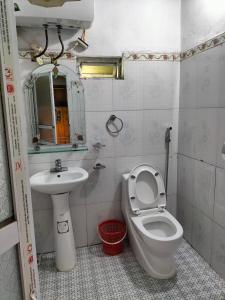 Nặm Pé Homestay في Bak Kan: حمام مع مرحاض ومغسلة
