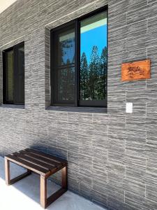 Huxiにある默森民宿の窓付きの建物側のベンチ