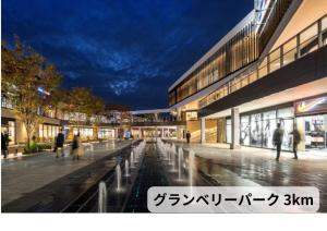 un groupe de personnes marchant devant un bâtiment dans l'établissement 艶横浜町田店 adult only, à Yokohama