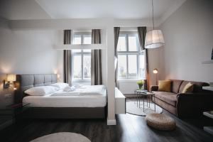 ウィーンにあるKH Apartments Universitaetのベッドルーム1室(ベッド1台付)、リビングルームが備わります。