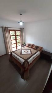 ein Schlafzimmer mit einem Bett in einem Zimmer mit einem Fenster in der Unterkunft EcoCasa Romantica vista a Cali disfruta en pareja o familia in Yumbo