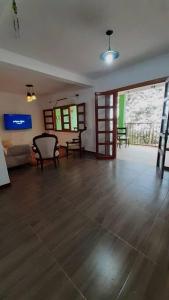 a living room with a wooden floor and a large window at EcoCasa Romantica vista a Cali disfruta en pareja o familia in Yumbo