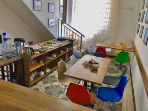 une chambre avec des tables et des chaises et un escalier dans l'établissement CHO'PON OTA Hotel, à Samarcande