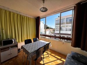 TV a/nebo společenská místnost v ubytování Studio rénové près de la plage avec Wi-Fi et animaux admis - FR-1-540-259