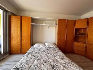 Postel nebo postele na pokoji v ubytování Studio rénové près de la plage avec Wi-Fi et animaux admis - FR-1-540-259