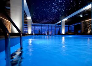 - une piscine avec un ciel étoilé la nuit dans l'établissement Twins #144 New Gudauri with Mountain View, à Goudaouri