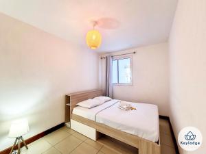 - une petite chambre avec un lit et une fenêtre dans l'établissement Kheyl Home 2 étoiles - T3 de 47 m2 à Saint-Denis, à Saint-Denis