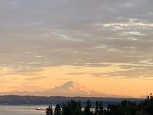 una montaña a lo lejos con un lago y árboles en Stunning Royal View House, en Port Orchard