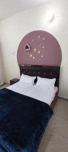 Gomukh Hotel Uttarkashi客房内的一张或多张床位