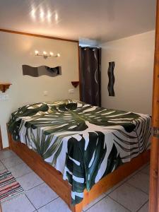 um quarto com uma cama grande num quarto em Moorea Vaiare Lodge em Moorea