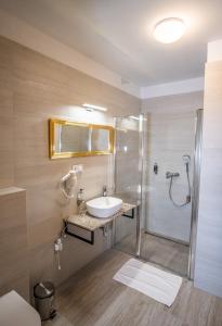 Koupelna v ubytování Boutique Apartments Old Town + 37 fotografií