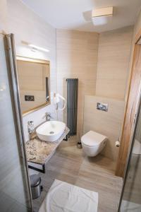 ein Bad mit einem Waschbecken und einem WC in der Unterkunft Boutique Apartments Old Town in Budweis