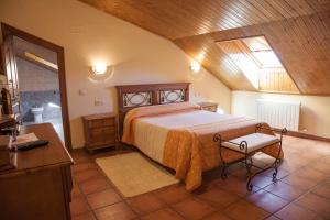 1 dormitorio con cama y techo de madera en Hotel Rural La Plazuela, en Aldealengua