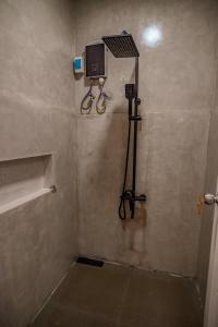 uma casa de banho com um chuveiro com uma câmara e um chuveiro em Amihan Coron em Coron
