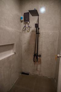 un bagno con doccia con telecamera e doccia di Amihan Coron a Coron