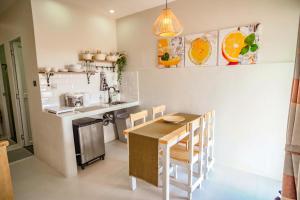 kuchnia ze stołem i krzesłami w pokoju w obiekcie Amihan Coron w mieście Coron