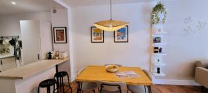 ニースにあるAppartement Vieux Niceのキッチン、ダイニングルーム(木製のテーブルと椅子付)