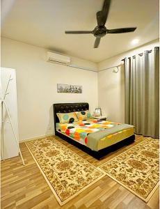 a bedroom with a bed and a ceiling fan at Homestay Ika KLIA @ Enstek in Kampong Chinchang