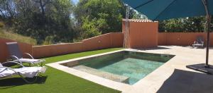 Bazén v ubytovaní La Villa Michèle, domaine sur les hauteurs de Pézenas alebo v jeho blízkosti