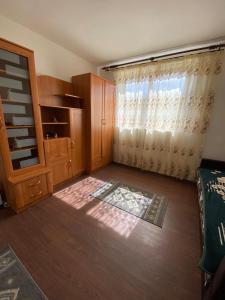- un salon avec un canapé et une fenêtre dans l'établissement Maris, à Sângeorz-Băi