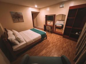 Rúm í herbergi á Rufana Suites