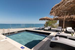 Bazén v ubytovaní Luxury Villa Cavo Mare Meltemi with private pool & jacuzzi alebo v jeho blízkosti
