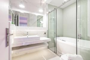 Kúpeľňa v ubytovaní Luxury Villa Cavo Mare Meltemi with private pool & jacuzzi