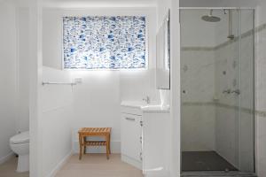 un bagno con lavandino, water e finestra di Cypress Cottage 26 Cypress Street Evans Head a Evans Head Altre 3 foto