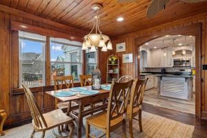 uma cozinha e sala de jantar com uma mesa de madeira e cadeiras em Mamas Cottage home em Atlantic Beach