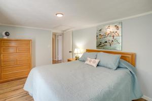 een slaapkamer met een groot bed en een houten dressoir bij Big Pine Island Lake Cottage with Boat Dock and Kayaks in Belding