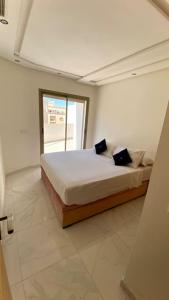 - une chambre avec un grand lit dans l'établissement superbe appartement climat Centralisé avec Jacuzzi supplémentaires, à Kenitra