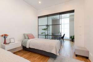 1 dormitorio con 1 cama y pared de cristal en Tamula Lake View Apartment en Võru