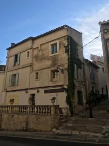 stary budynek po stronie ulicy w obiekcie Appartement face aux Arènes w mieście Arles