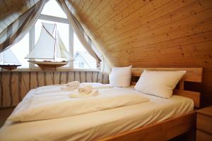 a bedroom with a bed with a sailboat in the window at idyllisches Ferienhaus mit eigener Sauna, Kamin und Terrasse - Haus Kranich in Vieregge