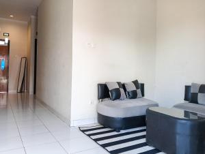 A seating area at Sleep House 2BR Wifi Unlimited